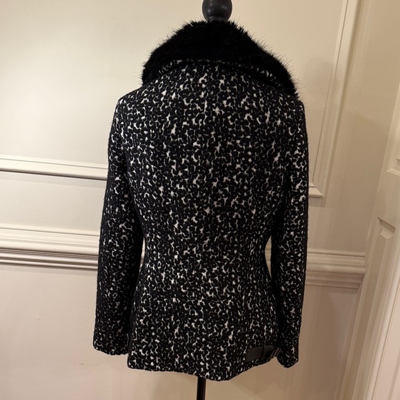 Karen Millen Black and White Patterned Blazer with Faux Fur Collar - Picture 5 of 10